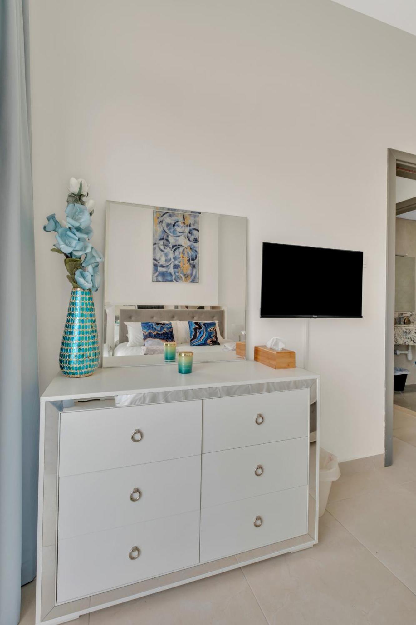 Apartment Stylish 2br For 6 With King Beds, Pool, Gym In Jvc Dubai