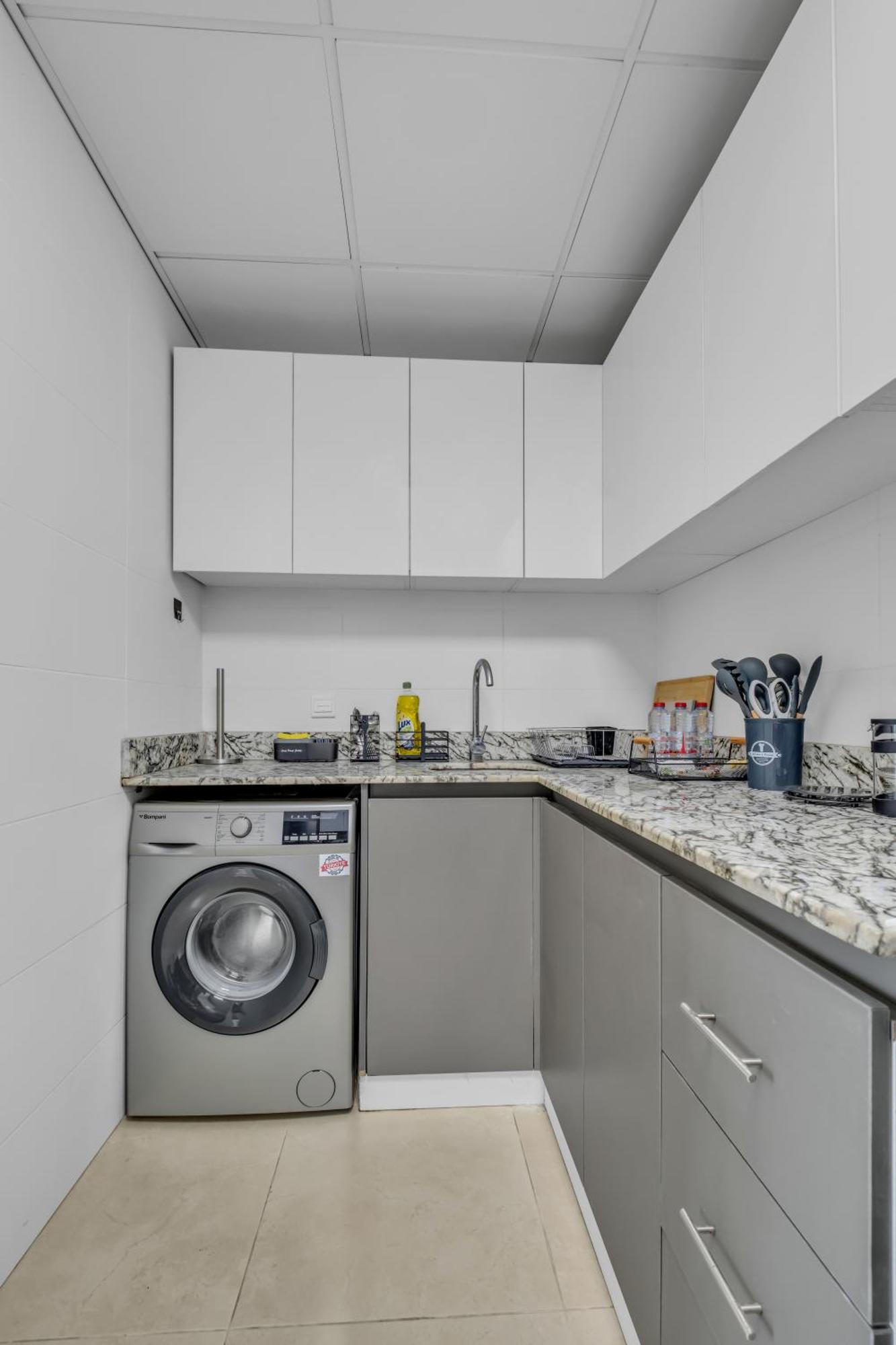 Apartment Stylish 2br For 6 With King Beds, Pool, Gym In Jvc Dubai
