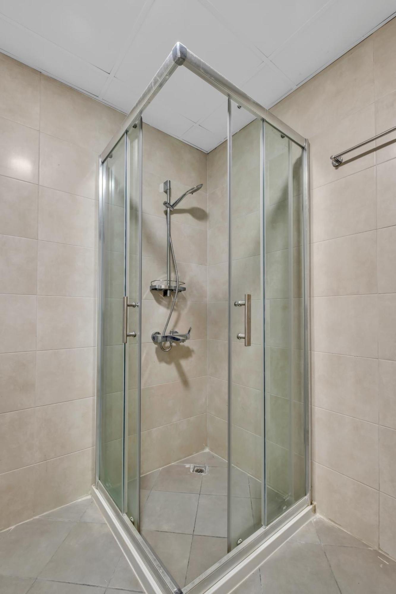 Stylish 2br For 6 With King Beds, Pool, Gym In Jvc
