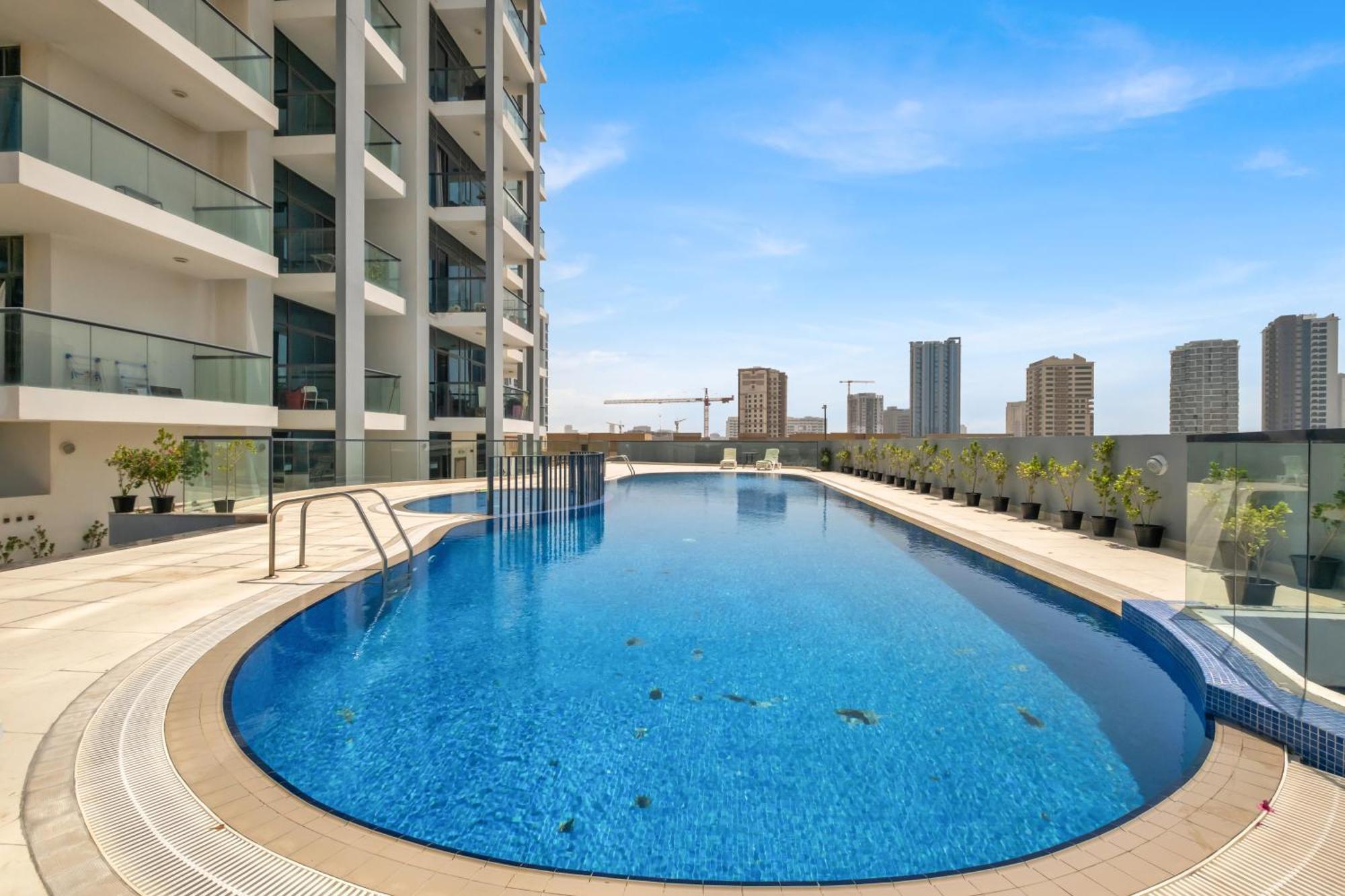 Apartment Stylish 2br For 6 With King Beds, Pool, Gym In Jvc Dubai