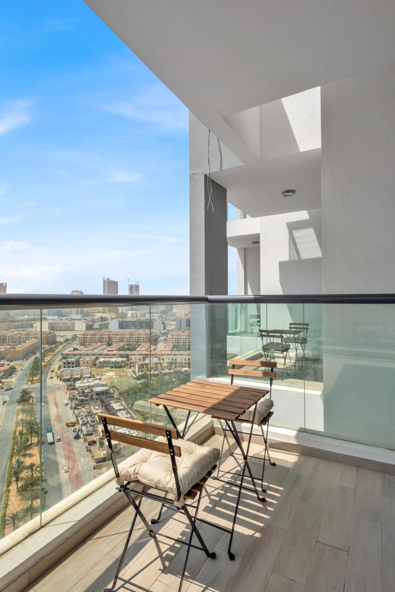 Stylish 2br For 6 With King Beds, Pool, Gym In Jvc Dubai