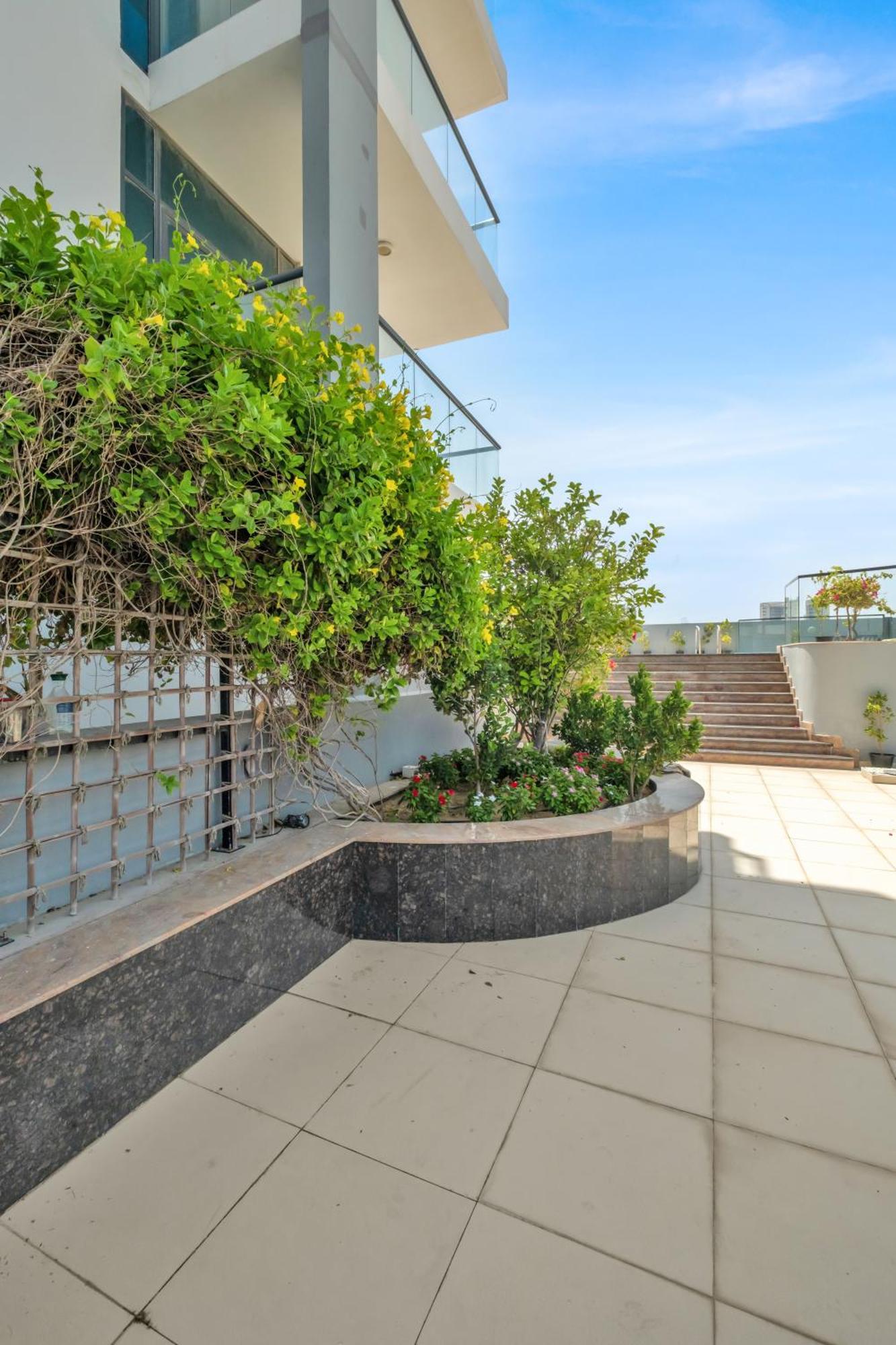 Apartment Stylish 2br For 6 With King Beds, Pool, Gym In Jvc Dubai