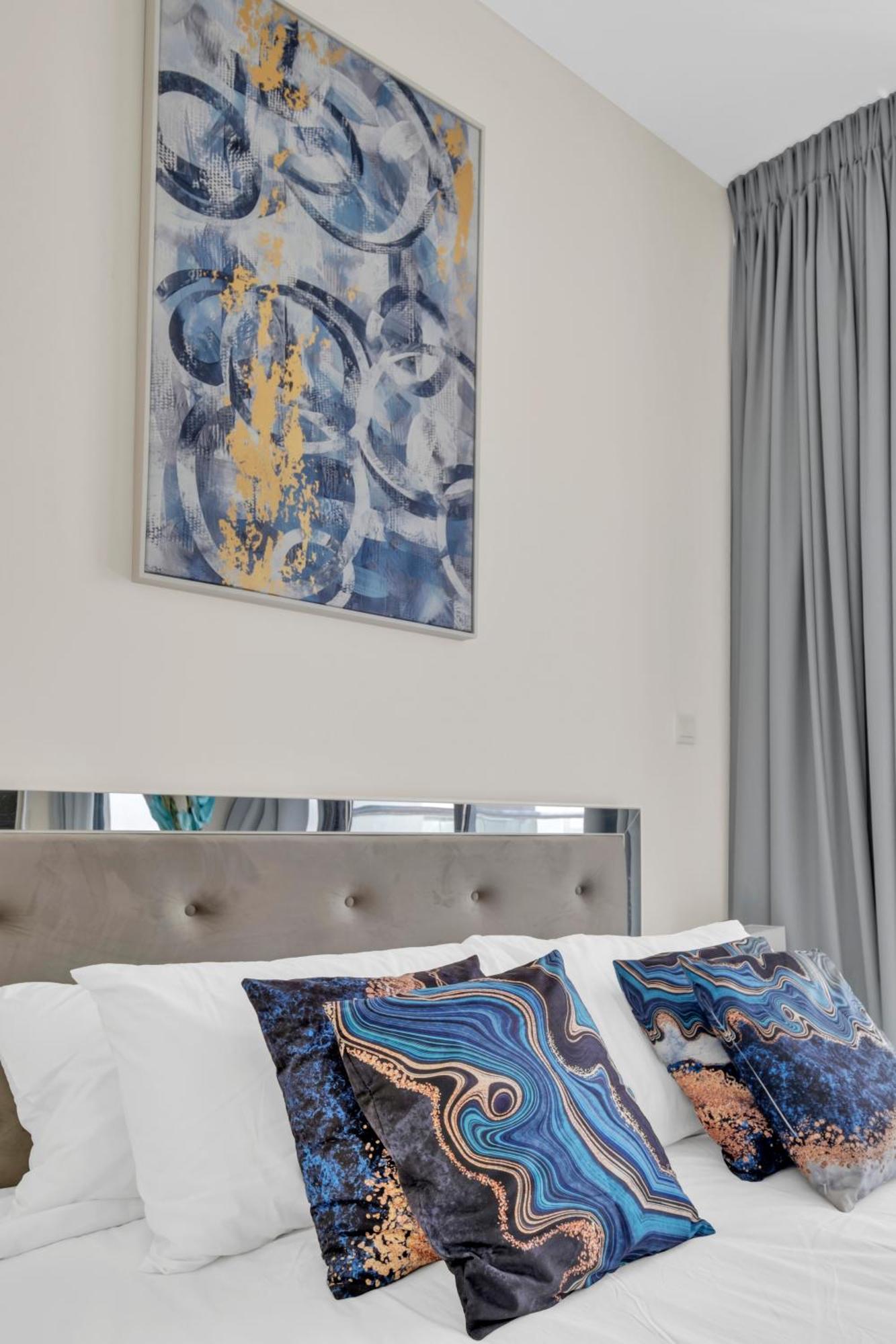 Apartment Stylish 2br For 6 With King Beds, Pool, Gym In Jvc Dubai