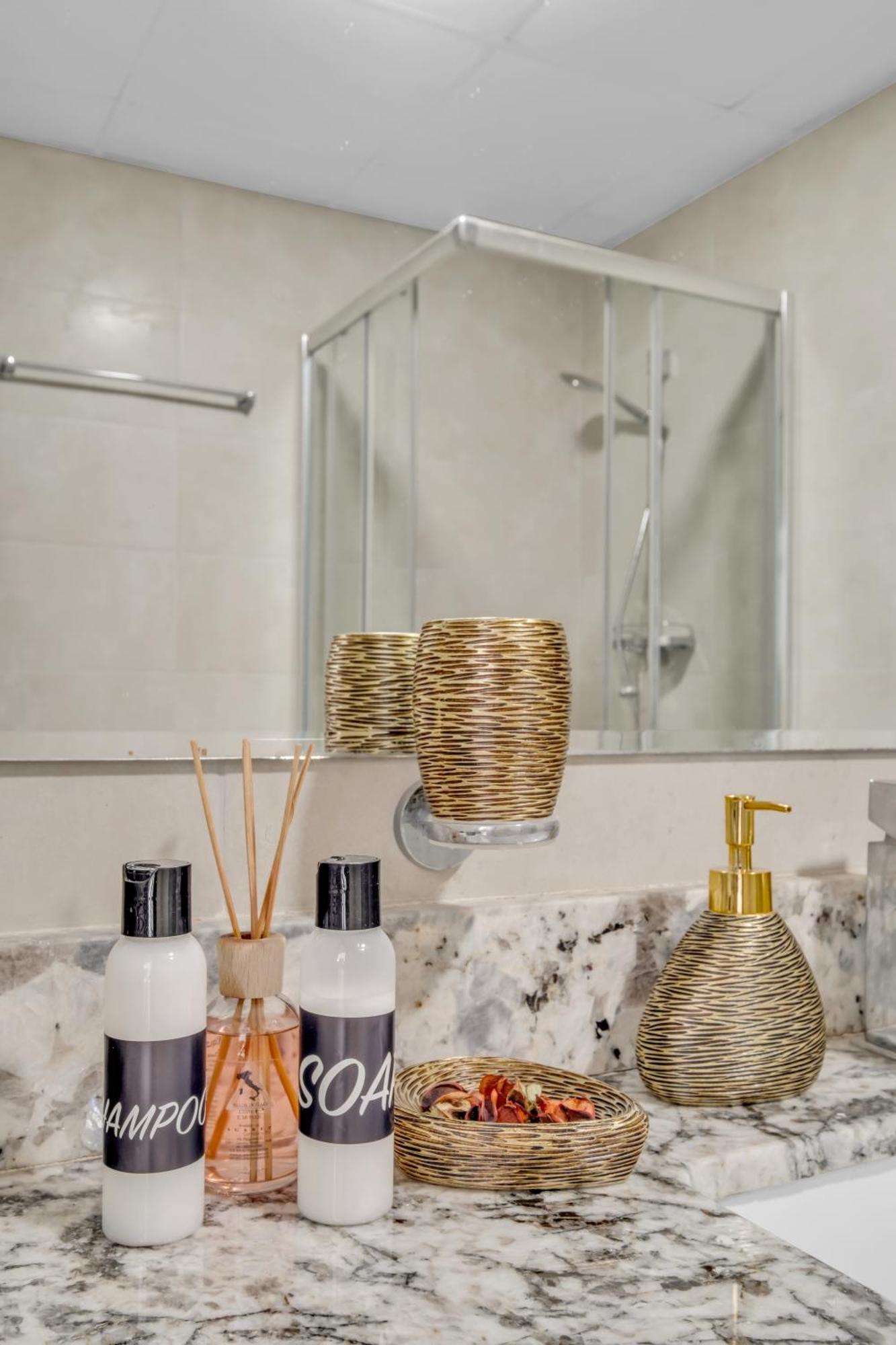 Stylish 2br For 6 With King Beds, Pool, Gym In Jvc Dubai