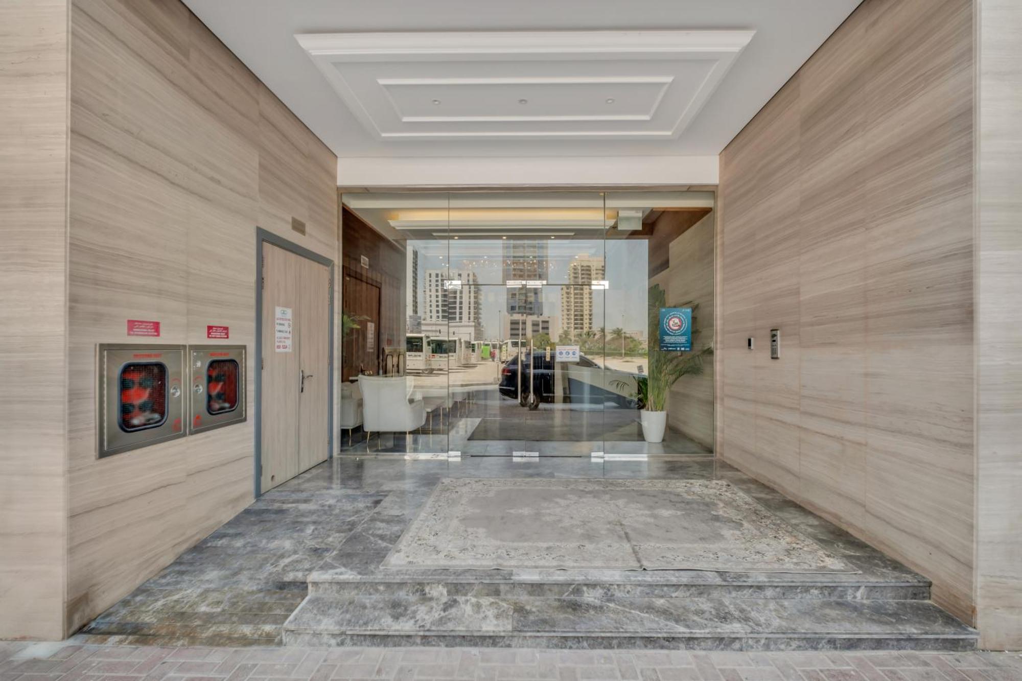 Apartment Stylish 2br For 6 With King Beds, Pool, Gym In Jvc Dubai