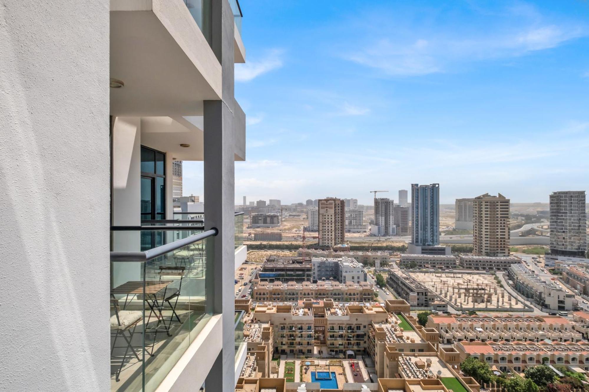 Apartment Stylish 2br For 6 With King Beds, Pool, Gym In Jvc Dubai
